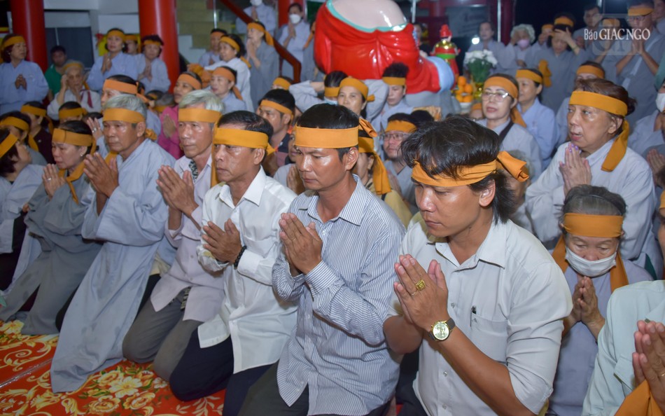 Phật tử thọ tang tưởng nhớ ân sư của mình