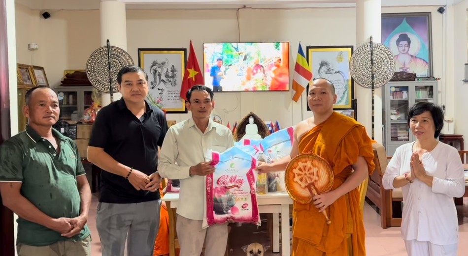 Trao quà đến người dân Trao quà đến người dân