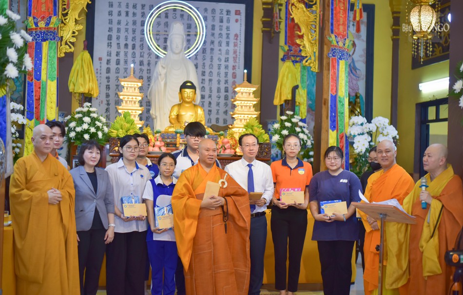 Trao học bổng đến các em học sinh có hoàn cảnh khó khăn