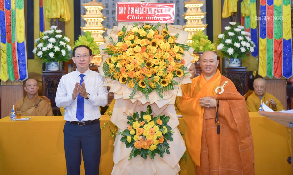 Ông Nguyễn Quốc Thái tặng lẵng hoa của Quận ủy Q.4