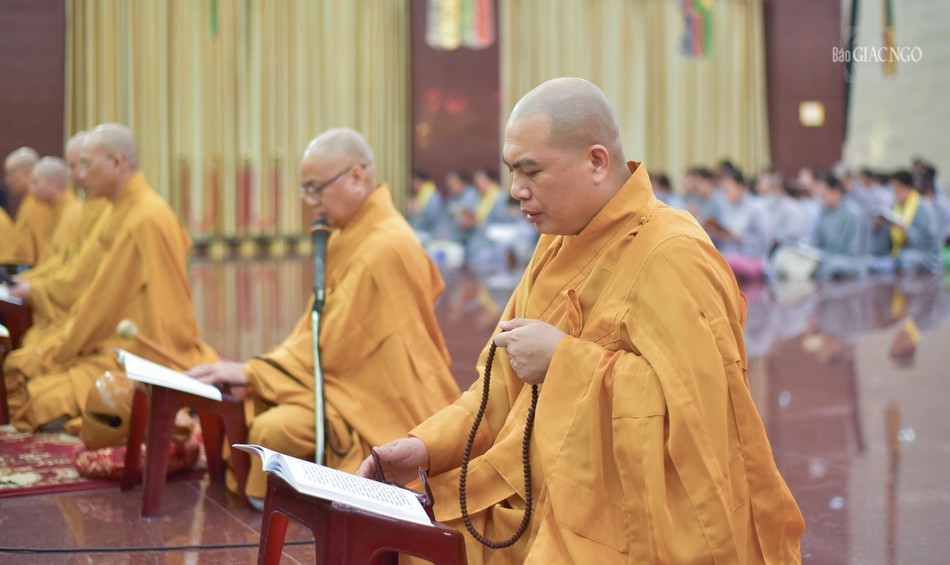 Chư Tăng dẫn chúng trì tụng khóa lễ Mục Liên sám pháp