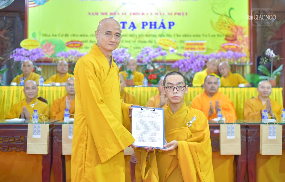 Trao quyết định chuẩn y nhân sự giữ chức vụ Phó Thư ký, Chánh Văn phòng Ban Trị sự Phật giáo H.Nhà Bè đến Đại đức Thích Trung Hoàng