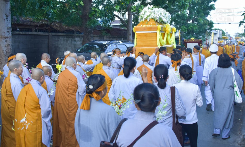 Tăng Ni, Phật tử phụng tống kim quan Trưởng lão Hòa thượng đến nơi trà-tỳ Tăng Ni, Phật tử phụng tống kim quan Trưởng lão Hòa thượng đến nơi trà-tỳ