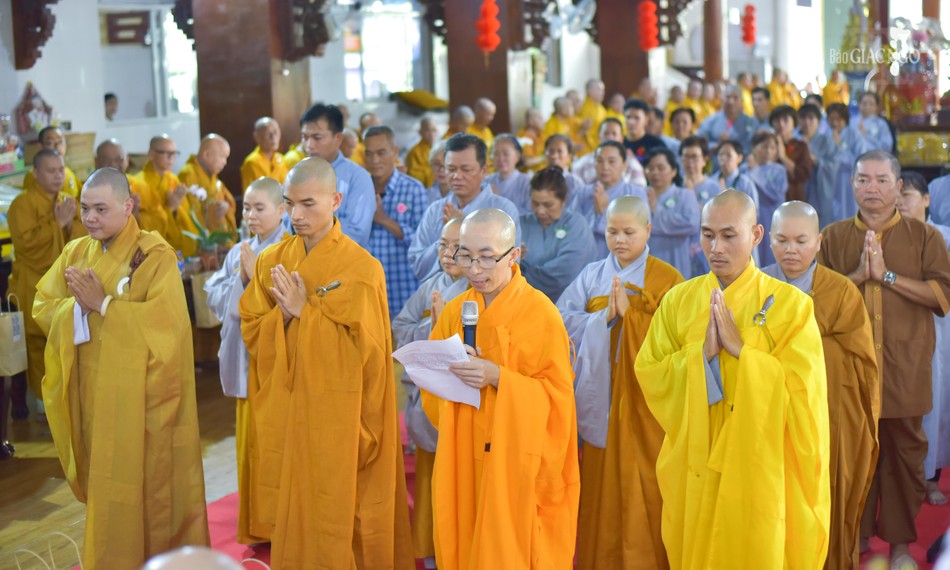 Các hành giả dâng lời tác bạch khánh tuế chư tôn đức