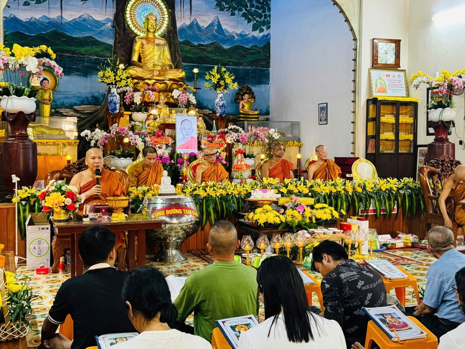 Buổi lễ với sự tham dự của chư Tăng, Phật tử Phật giáo Nam tông Buổi lễ với sự tham dự của chư Tăng, Phật tử Phật giáo Nam tông