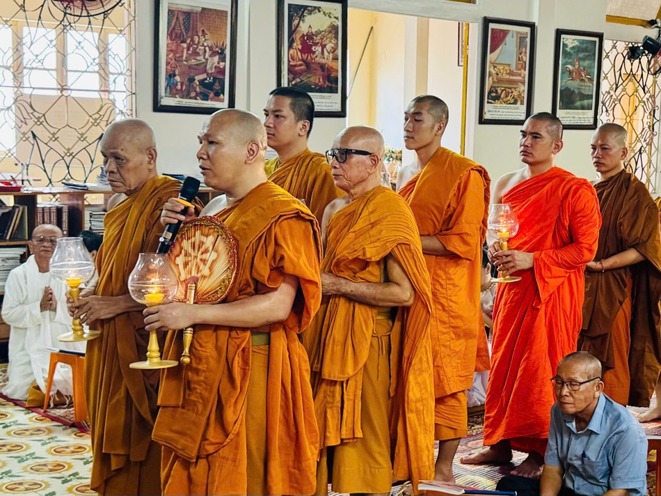 Chư Tăng dâng nến tưởng niệm Chư Tăng dâng nến tưởng niệm