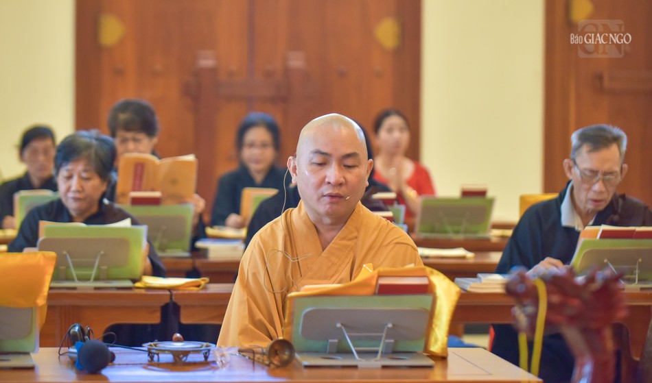 Bên cạnh việc thiết lập đàn tràng cầu siêu cho hương linh, chư Tăng người Hoa còn tổ chức các thời khóa tụng kinh cho Phật tử tham gia...