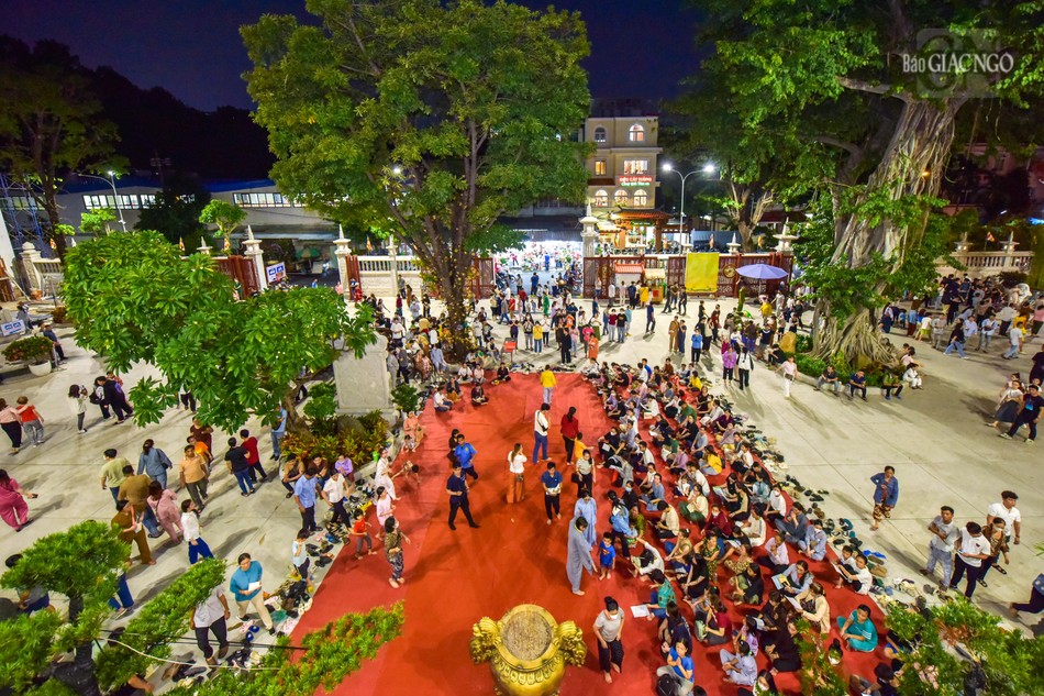 Người dân đến chùa Phổ Quang (Q.Tân Bình) tối rằm tháng Bảy