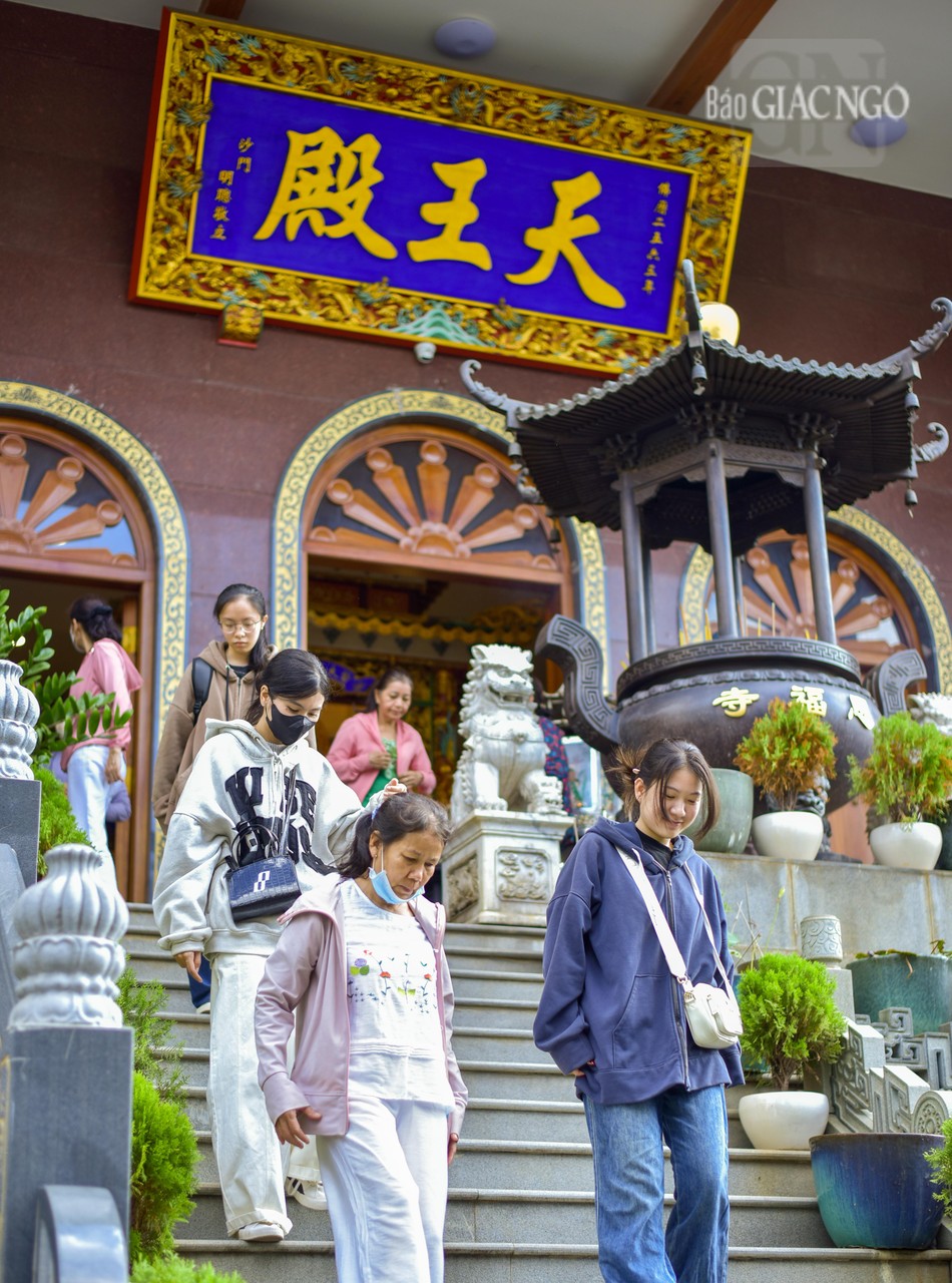 Nhiều bạn trẻ người Hoa cũng rủ nhau đến chùa để cầu bình an cho cha mẹ của mình