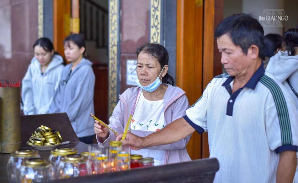 Trong những ngày này, người Hoa sẽ đến chùa để thắp hương, cầu nguyện cho các hương linh người thân của họ sớm được siêu thoát