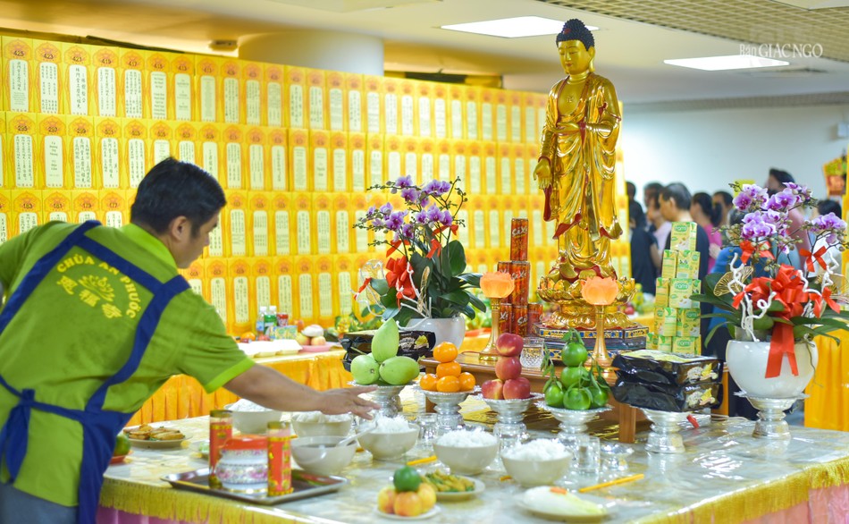 Bên cạnh làm lễ cúng gia tiên tại nhà, Phật tử người Hoa còn đến chùa, lập các hương án với nhiều phẩm lễ để cúng hương linh người thân cũng như cầu siêu âm linh cô hồn