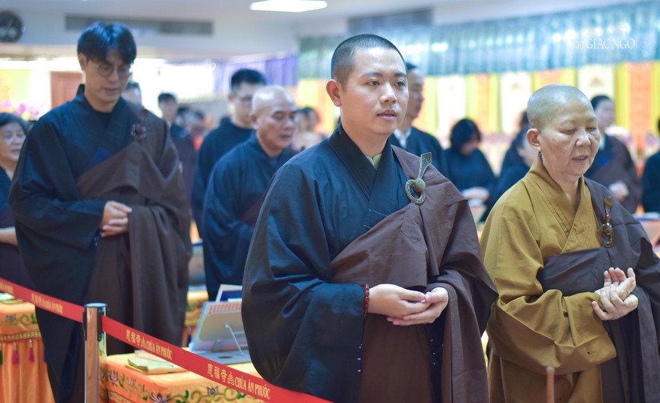Đàn tràng trang nghiêm với sự tham dự của đông đảo Phật tử người Hoa