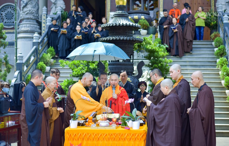 Sau đó thỉnh chư Tăng lập đàn, tụng kinh hồi hướng cầu siêu, mong các hương linh này sớm được siêu thoát về nhàn cảnh