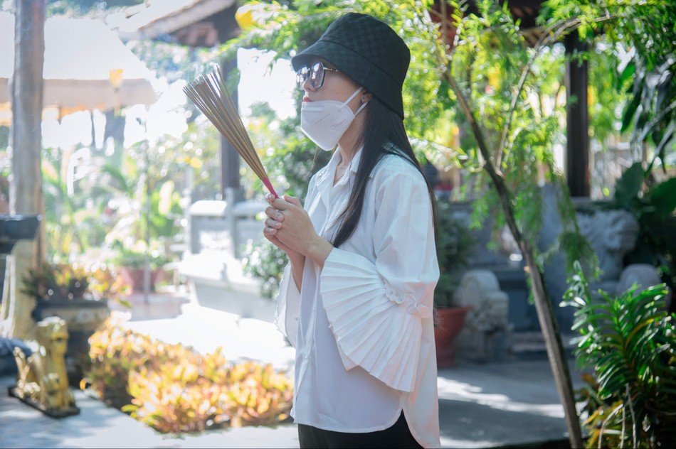 Một bạn trẻ khấn nguyện trong mùa Vu lan