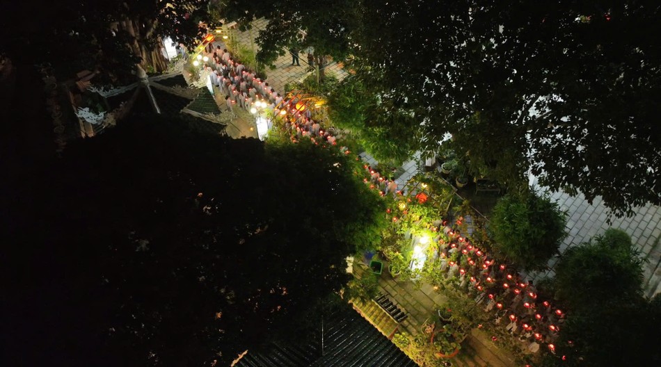 Phật tử thắp nến diễu hành quanh khuôn viên chùa