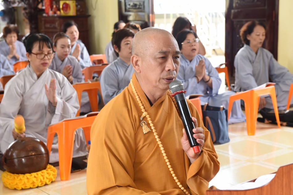Thượng tọa Thích Tâm Chơn, trụ trì tịnh xá Đại Giác hướng dẫn Phật tử làm lễ Vu lan vào sáng rằm tháng Bảy
