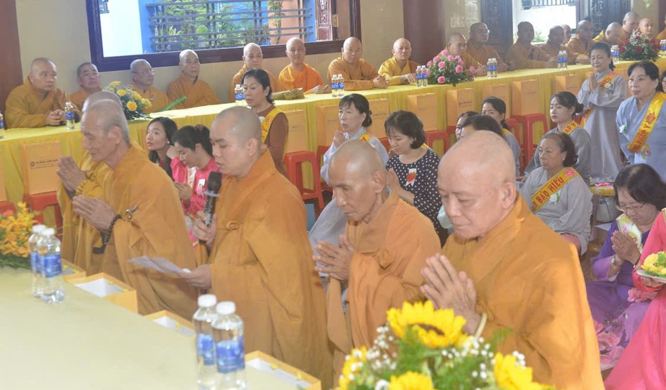 Đại đức Thích Bửu Lợi, trụ trì tổ đình Linh Sơn hướng dẫn Phật tử tổ chức Đại lễ Vu lan - Báo hiếu