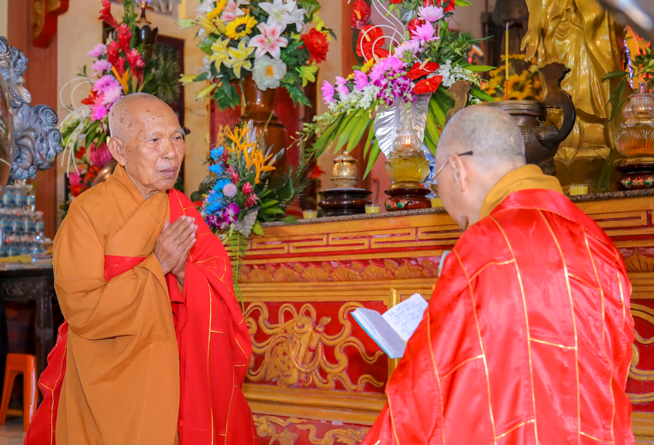 Nhị vị Hòa thượng tác pháp đối thú Tự tứ Nhị vị Hòa thượng tác pháp đối thú Tự tứ