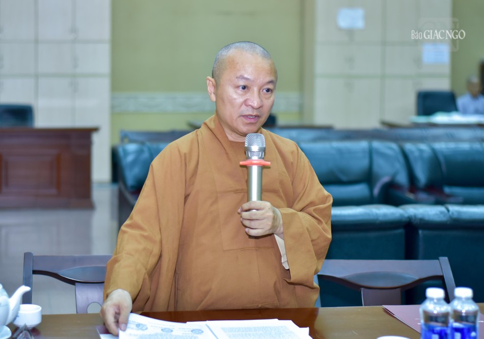 Thượng tọa Thích Nhật Từ trình bày các kế hoạch chi tiết về việc tổ chức hội thảo