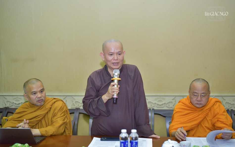 Thượng tọa Thích Tâm Chơn, đại diện môn phái tổ đình Tường Vân đóng góp ý kiến