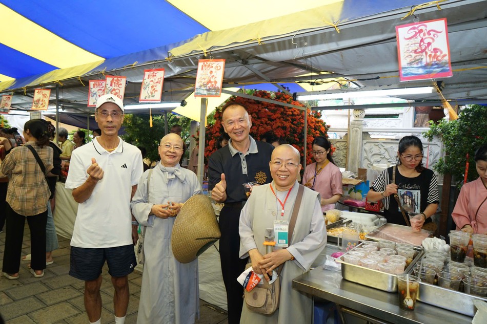 Hội chợ ẩm thực chay tại chùa Pháp Võ với 57 món ăn, thức uống phục vụ thực khách