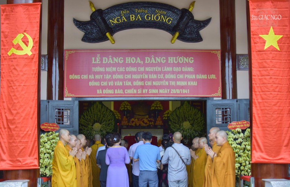 Thân nhân các chiến sĩ, đồng bào yêu nước đã hy sinh tham dự cầu nguyện