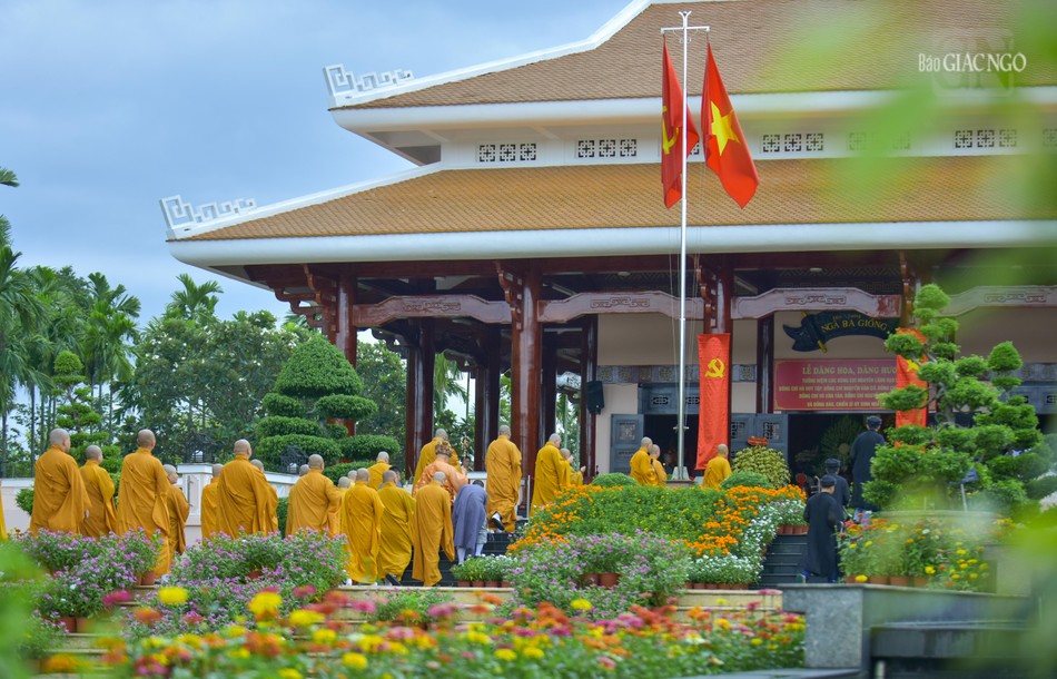 Chư Tăng đến dâng hương cầu nguyện tại Đền tưởng niệm Ngã Ba Giồng Chư Tăng đến dâng hương cầu nguyện tại Đền tưởng niệm Ngã Ba Giồng