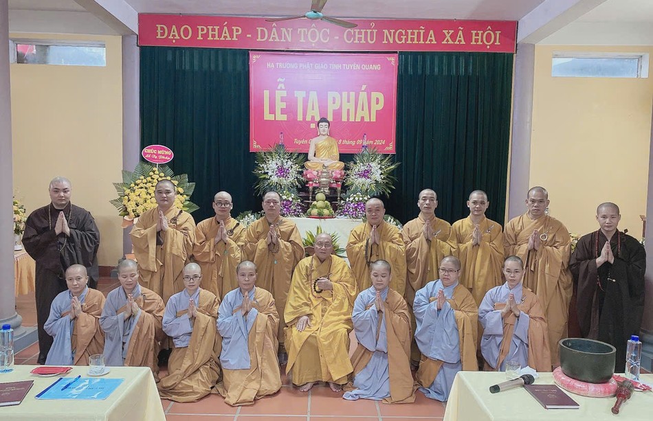 Các hành giả chụp hình lưu niệm cùng Hòa thượng Đường chủ Các hành giả chụp hình lưu niệm cùng Hòa thượng Đường chủ