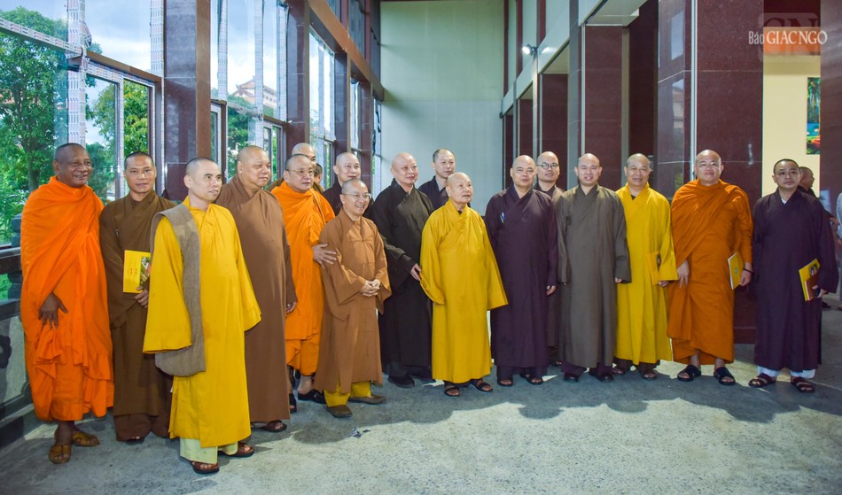 Chư tôn đức thăm, khảo sát Đại giảng đường Minh Châu, hội trường chính diễn ra phiên khai mạc Đại lễ Vesak 2025 Chư tôn đức thăm, khảo sát Đại giảng đường Minh Châu, hội trường chính diễn ra phiên khai mạc Đại lễ Vesak 2025