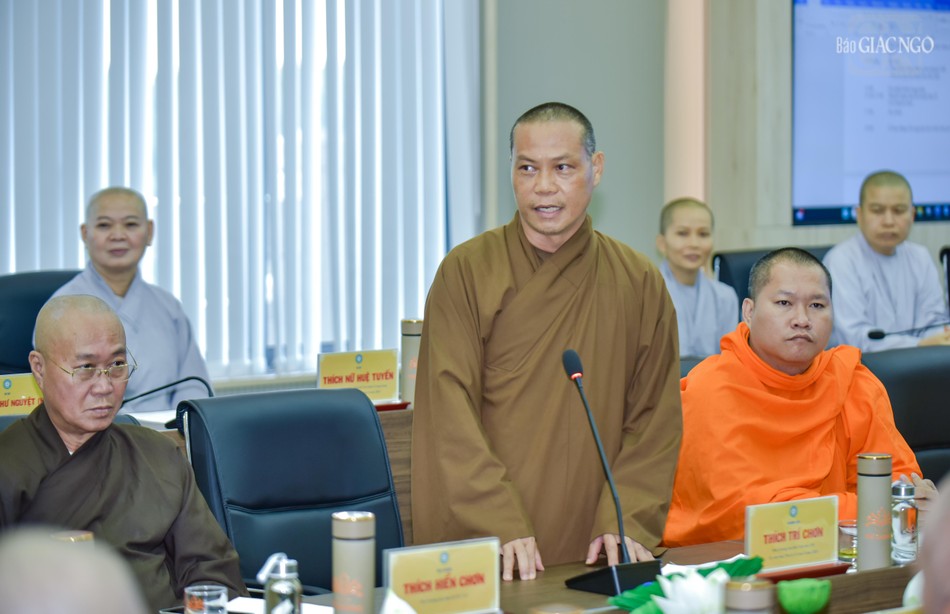 Thượng tọa Thích Trí Chơn, Phó ban Văn hóa T.Ư, Ủy viên Thư ký đóng góp ý kiến liên quan đến các vấn đề phiên dịch, khách mời tham dự Thượng tọa Thích Trí Chơn, Phó ban Văn hóa T.Ư, Ủy viên Thư ký đóng góp ý kiến liên quan đến các vấn đề phiên dịch, khách mời tham dự