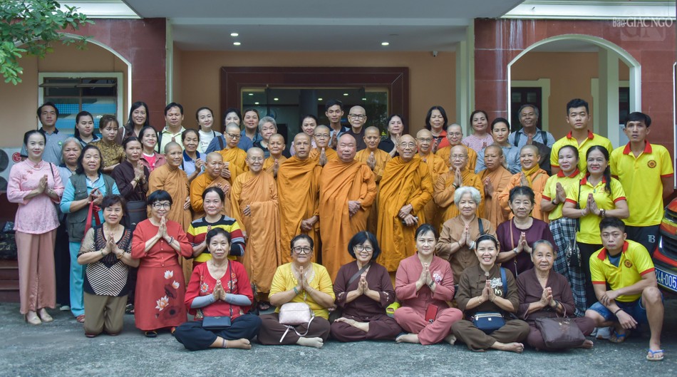 Các thành viên tham dự chuyến từ thiện do Ban Từ thiện xã hội hệ phái Khất sĩ tổ chức
