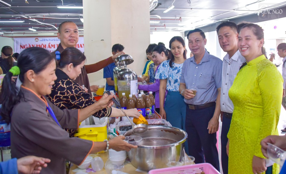 Ông Nguyễn Dũng Hùng, Chủ tịch Ủy ban MTTQVN Q.7 tham quan các gian hàng