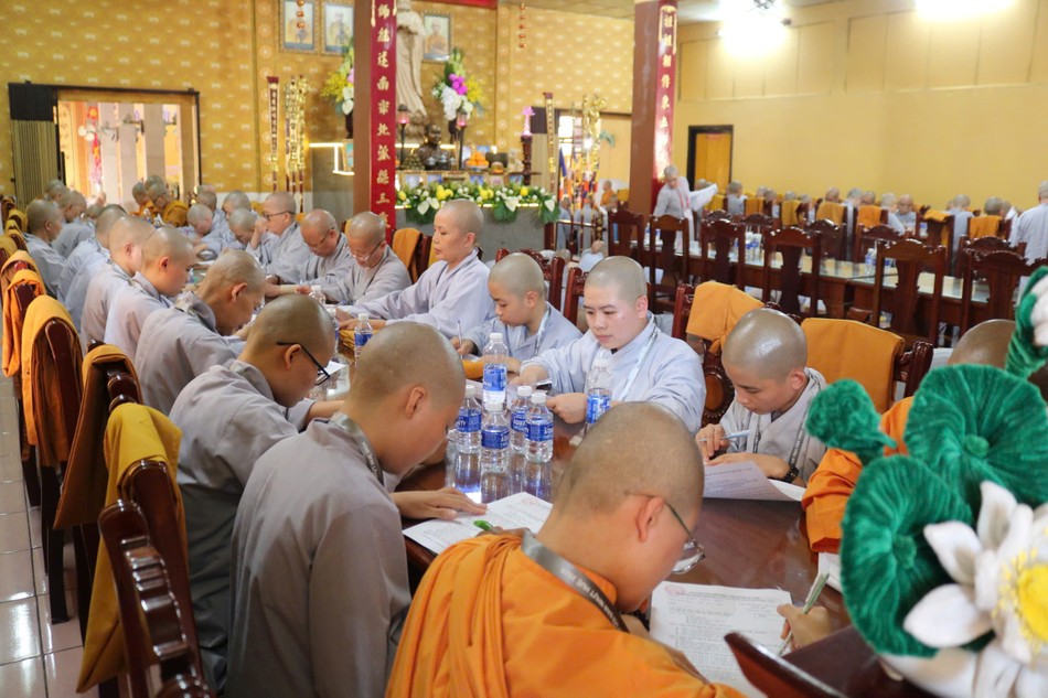 Các giới tử Ni tham dự kỳ thi