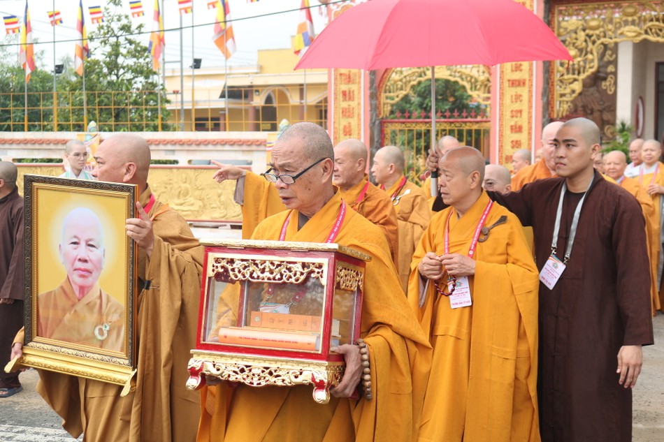 Hòa thượng Thích Trí Minh cùng chư tôn đức Ban Kiến đàn cung thỉnh pháp tướng và giới bổn Trưởng lão Hòa thượng Thích Nhựt Huệ về tôn trí tại điểm truyền giới - chùa Lưỡng Xuyên
