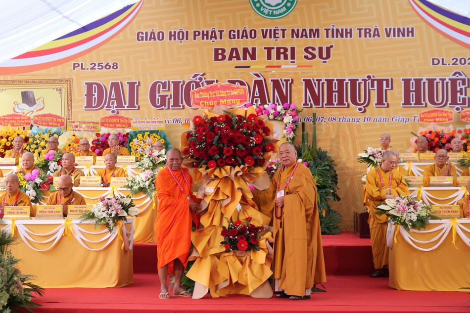 Trưởng lão Hòa thượng Thích Thiện Pháp trao lẵng hoa chúc mừng của Ban Thường trực Hội đồng Trị sự đến Ban Trị sự GHPGVN tỉnh Trà Vinh