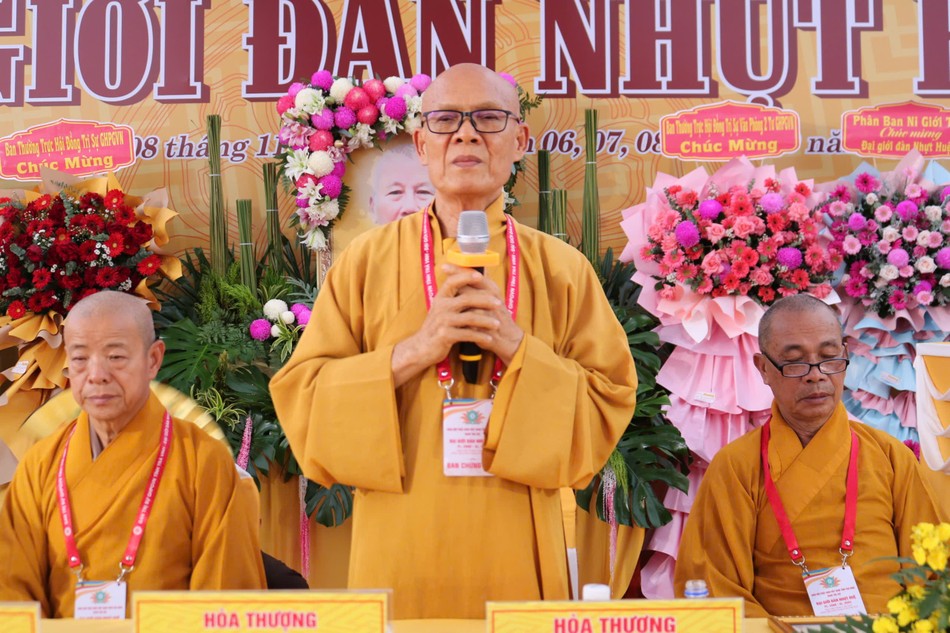 Hòa thượng Thích Tâm Linh ban đạo từ Hòa thượng Thích Tâm Linh ban đạo từ