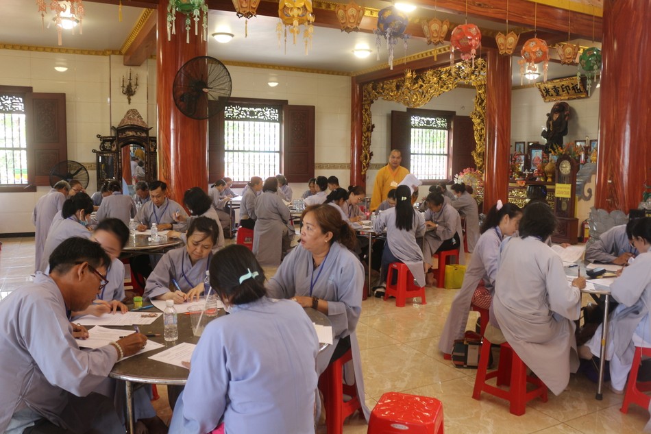 Ban Tổ chức sau khi chấm điểm cũng công bố trao giải thưởng cho các thí sinh đạt giải cao cấp quận trong sáng cùng ngày - Ảnh: Hoàng Phương Ban Tổ chức sau khi chấm điểm cũng công bố trao giải thưởng cho các thí sinh đạt giải cao cấp quận trong sáng cùng ngày - Ảnh: Hoàng Phương