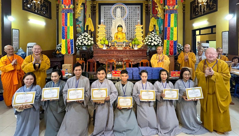 Hòa thượng Thích Duy Trấn, Phó ban Hướng dẫn Phật tử GHPGVN TP.HCM cùng các thành viên thăm, tặng các phần quà đến các thí sinh đạt số điểm cao tại Hội thi giáo lý của Ban Trị sự GHPGVN Q.4 Hòa thượng Thích Duy Trấn, Phó ban Hướng dẫn Phật tử GHPGVN TP.HCM cùng các thành viên thăm, tặng các phần quà đến các thí sinh đạt số điểm cao tại Hội thi giáo lý của Ban Trị sự GHPGVN Q.4