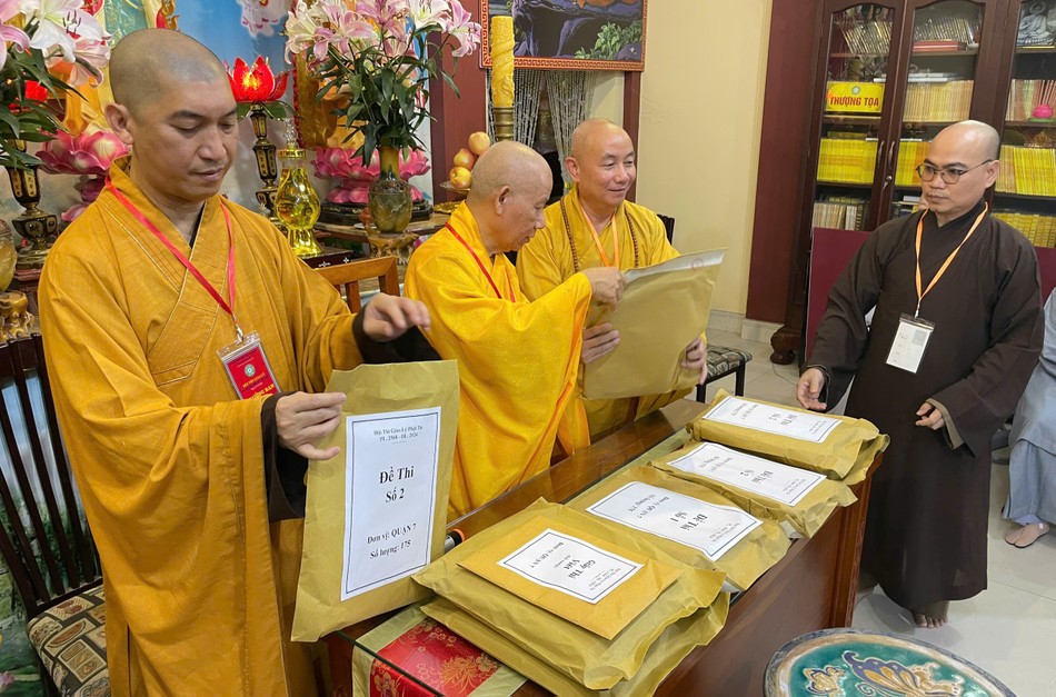 Hòa thượng Thích Giải Thắng, Chứng minh Ban Trị sự GHPGVN Q.7; Thượng tọa Thích Hoằng Ninh, Trưởng ban Trị sự kiêm Trưởng ban Tăng sự Phật giáo Q.7 và các thành viên trong Ban Tổ chức mở đề thi, chính thức bắt đầu Hội thi giáo lý do Ban Trị sự quận tổ chức Hòa thượng Thích Giải Thắng, Chứng minh Ban Trị sự GHPGVN Q.7; Thượng tọa Thích Hoằng Ninh, Trưởng ban Trị sự kiêm Trưởng ban Tăng sự Phật giáo Q.7 và các thành viên trong Ban Tổ chức mở đề thi, chính thức bắt đầu Hội thi giáo lý do Ban Trị sự quận tổ chức