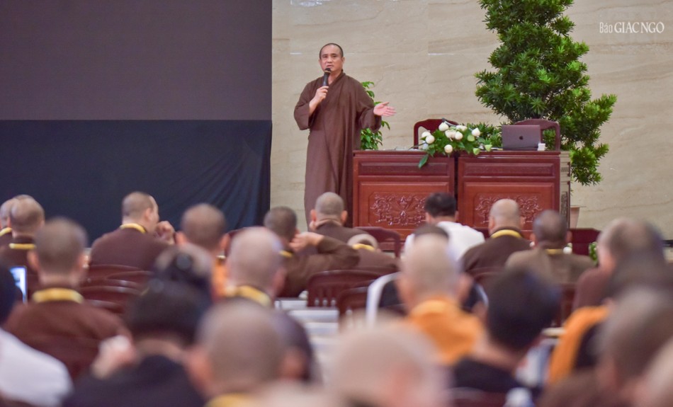 Thượng tọa Thích Tâm Hải chia sẻ với các học viên trong buổi học chiều 23-11