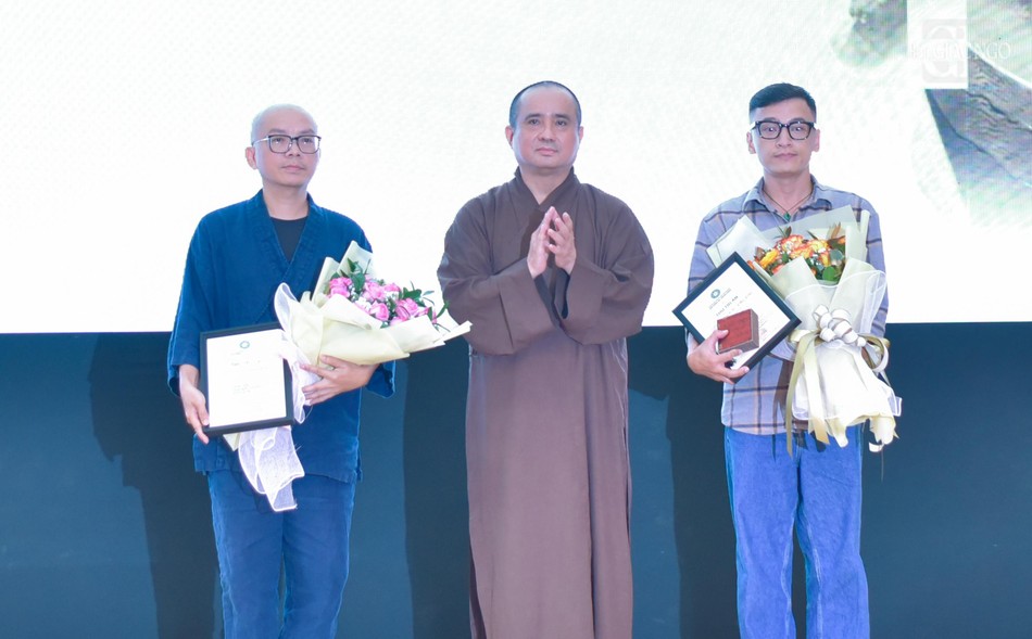 Thượng tọa Thích Tâm Hải tặng hoa, quà lưu niệm đến nhà thiết kế Nguyên Hải và Phạm Âm