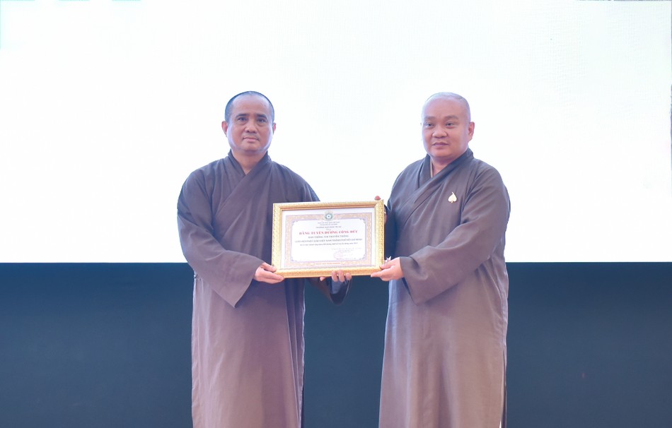 Thượng tọa Thích Trung Nguyện trao Bằng tuyên dương công đức của Ban Thường trực Ban Trị sự GHPGVN TP.HCM đến Ban Thông tin - Truyền thông Phật giáo Thành phố