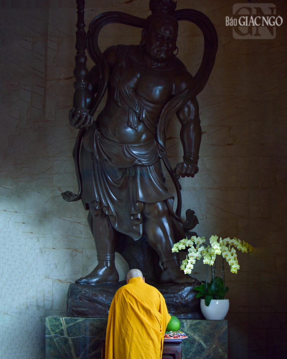 Bên cạnh thời khóa công phu, thiền tập...