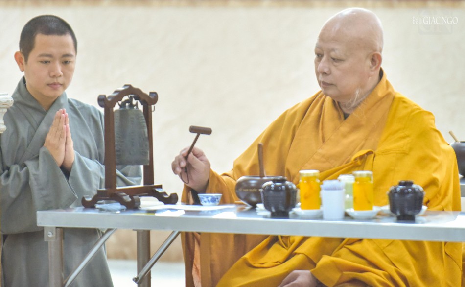 Hòa thượng Thích Lệ Trang cử kiền chùy, hướng dẫn đại chúng chú tâm thực hiện nghi thức Quá đường