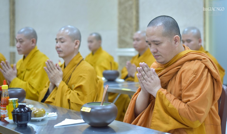 Khi nhận thức ăn, nguyện cho chúng sanh, ăn bằng thiền duyệt, tràn đầy an vui