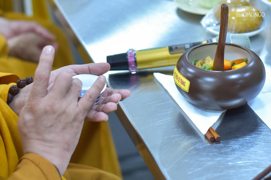 Nghi thức cúng đại bàng hay còn gọi là xuất sanh (xuất cho chúng sanh) là một phần quan trọng trong thời Quá đường...