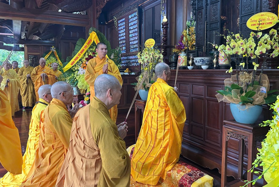 Chư vị Trưởng lão Thành viên Hội đồng Chứng minh, chư tôn đức Ban Chứng minh, Ban Trị sự GHPGVN tỉnh Thừa Thiên Huế dâng hương tưởng niệm