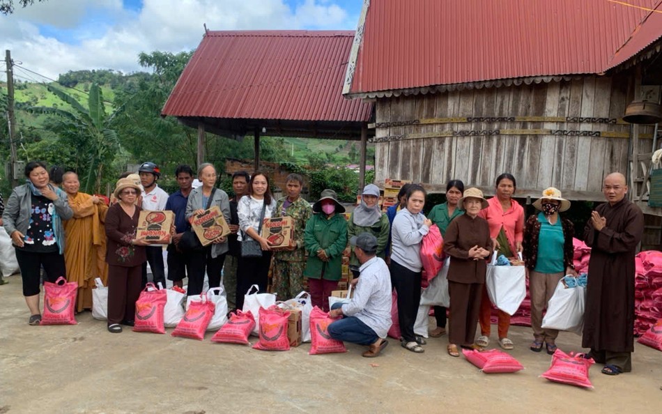 Trao quà đến người dân tại làng Bút, xã An Thạnh, H.Đăk Pơ, tỉnh Gia Lai Trao quà đến người dân tại làng Bút, xã An Thạnh, H.Đăk Pơ, tỉnh Gia Lai
