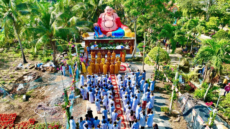 Tăng Ni, Phật tử cử hành nghi thức an vị tôn tượng Đức Phật Di Lặc tại chùa Kim Thiền Tăng Ni, Phật tử cử hành nghi thức an vị tôn tượng Đức Phật Di Lặc tại chùa Kim Thiền