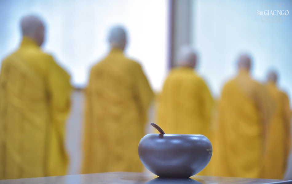Mỗi hành giả luôn giữ chánh niệm, tỉnh giác trong từng hành động, giữ tâm ý luôn an tĩnh trong khi dùng cơm trưa Mỗi hành giả luôn giữ chánh niệm, tỉnh giác trong từng hành động, giữ tâm ý luôn an tĩnh trong khi dùng cơm trưa